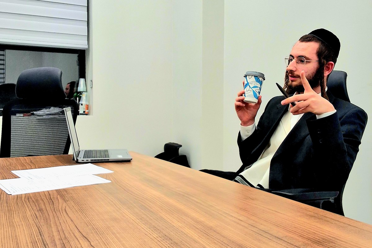 Yisroel Wachsman talking with a client